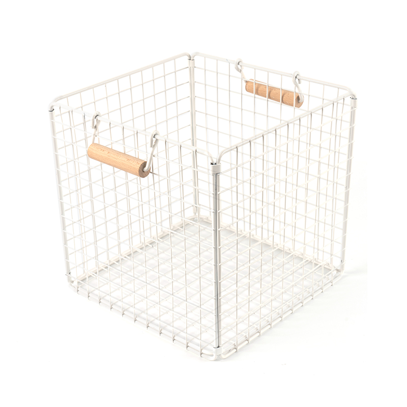 سبدهای ذخیره سازی سیمی با دسته های چوبی برای انباری