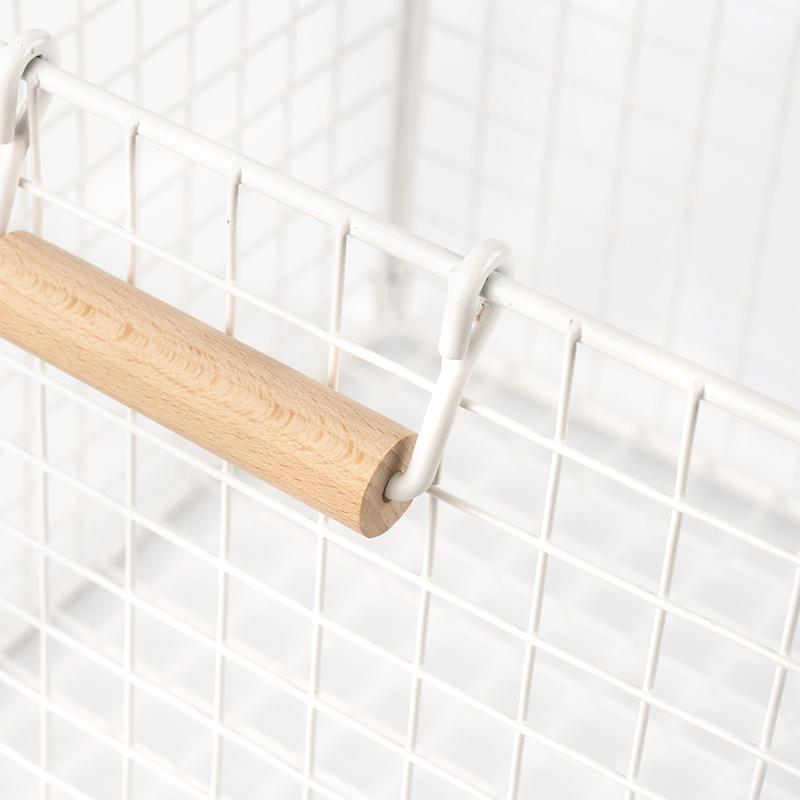 سبدهای ذخیره سازی سیمی با دسته های چوبی برای انباری