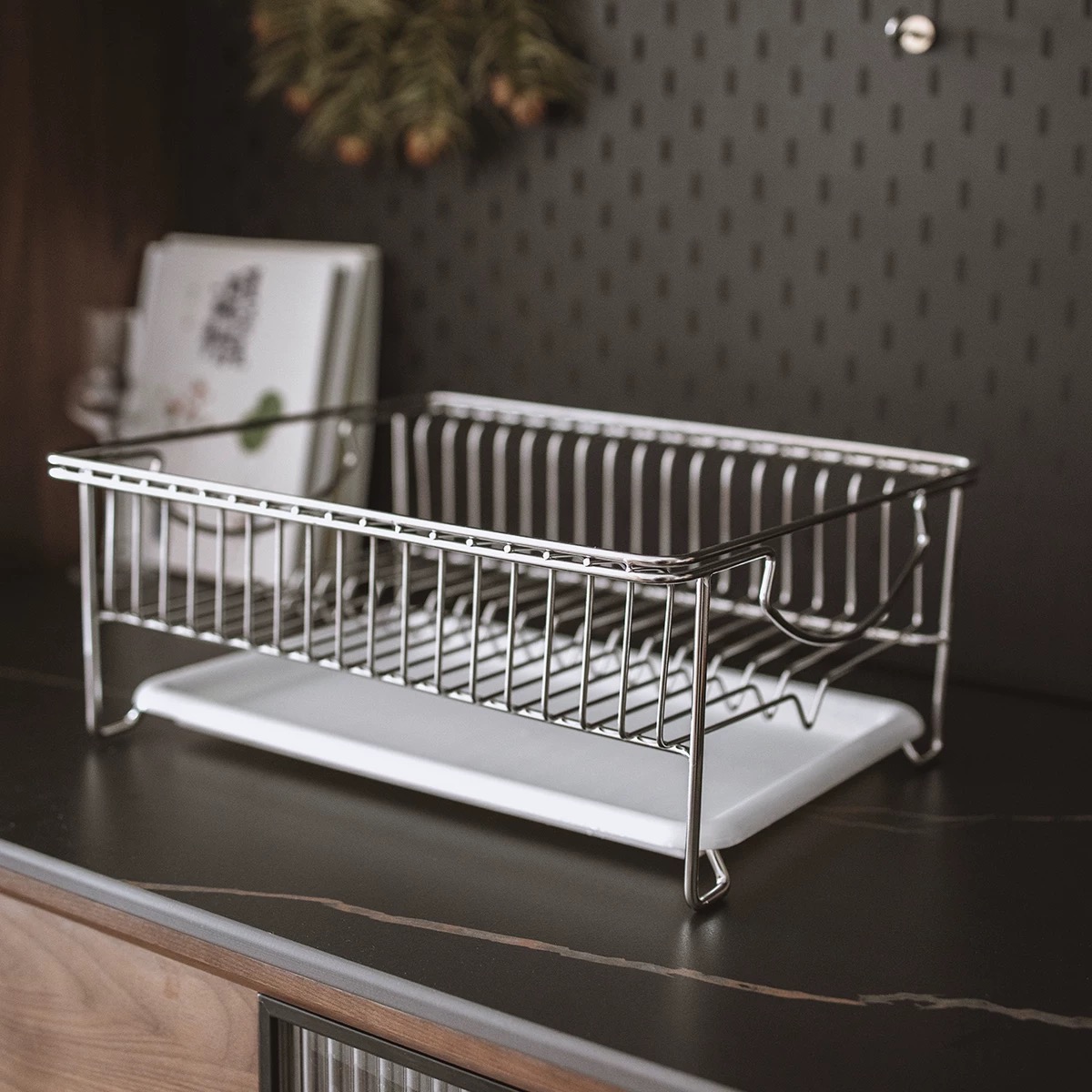 چگونه یک قفسه ذخیره سازی فلزی در خانه با یک قفسه چوبی مقایسه می شود؟